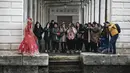 Wisatawan mengambil gambar peserta yang menggunakan kostum dan topeng di Piazza San Marco saat mengikuti Karnaval Venesia, Italia, Sabtu (30/1). (REUTERS/Alessandro Bianchi)
