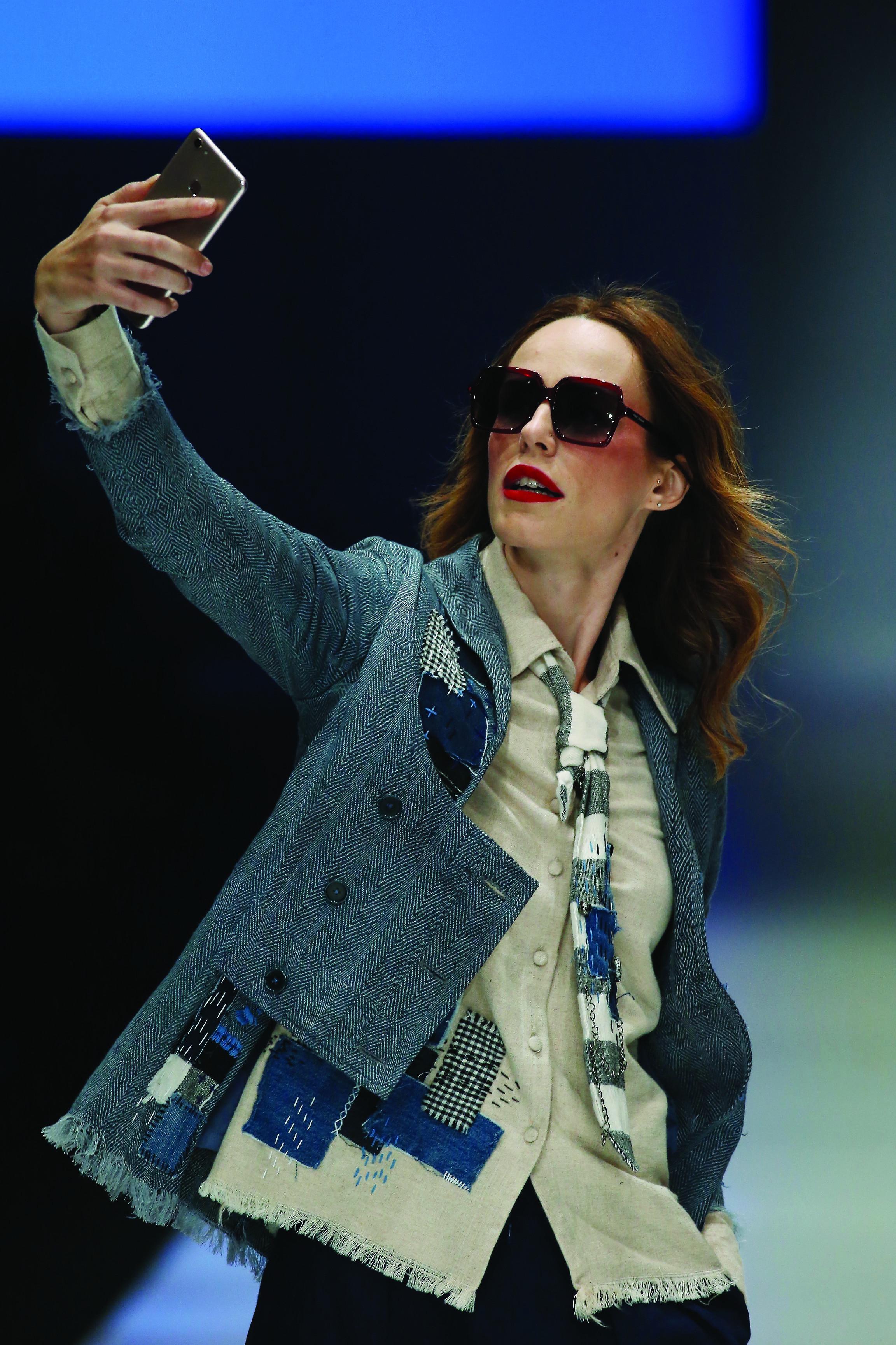 Lekat berkolaborasi dengan Vivo di panggung Jakarta Fashion Week 2018. Sumber foto: image.net.