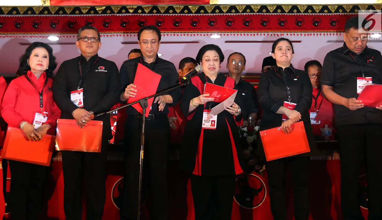 Megawati Soekarnoputri (ketiga kanan) selaku Ketua Umum terpilih mengumumkan dan melantik susunan pengurus DPP PDIP periode 2019-2024 saat hari terakhir Kongres V PDIP di Hotel Grand Inna Bali Beach, Bali, Sabtu (10/8/2019). Struktur pengurus tetap sejumlah 27 posisi. (Liputan6.com/Johan Tallo)