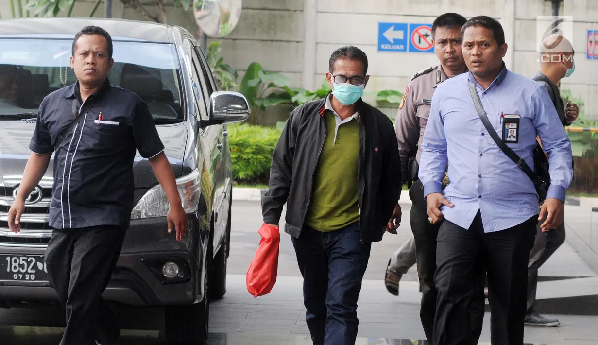 Bupati Mesuji Khamami (tengah) tiba di Gedung KPK, Jakarta, Kamis (24/1). Khamami ditangkap bersama 10 orang lainnya di Lampung pada Rabu 23 Januari 2019. (Merdeka.com/Dwi Narwoko)