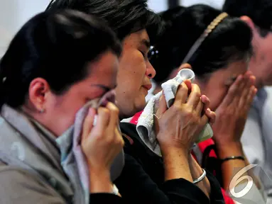 Keluarga penumpang AirAsia QZ8501 melakukan doa bersama di Bandara Juanda, Surabaya, Senin (29/12/2014).(Liputan6.com/Johan Tallo)