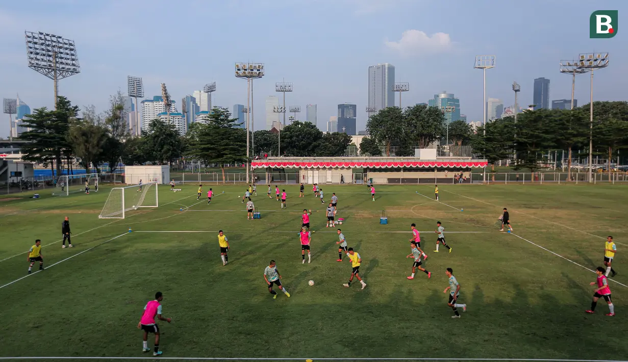 Suasana seleksi Timnas Indonesia U-17 yang berlangsung di Lapangan B, Kompleks Stadion Utama Gelora Bung Karno (SUGBK), Senayan, Jakarta, Kamis (08/08/2024). (Bola.com/Bagaskara Lazuardi)