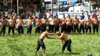 Pegulat Pehlivan dengan celana kisbet kulit saat bertarung dalam turnamen Karrestcek Oil Wrestling ke-25 di Ankara (15/9/2019). Gulat minyak ini oleh Altındag Municipality. (AFP Photo/Adem Altan)