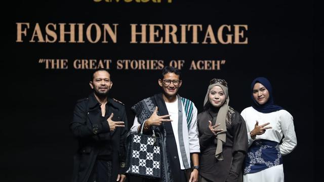 Menteri Pariwisata dan Ekonomi Kreatif (Menparekraf) Sandiaga Uno saat mengunjungi both Aneuk Muda Aceh Unggul Hebat (AMANAH) di Muslim Fashion Festival (Muffest) 2024 di Istora Senayan, Sabtu 10 Agustus 2024