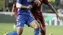 Gelandang AS Roma Lorenzo Pellegrini berebut bola dengan bek Empoli Liberato Cacace  dalam partai Serie A 2022/2023 giornata 6 di Stadio Carlo Castellani, Selasa (13/9/2022) dini hari WIB. Duel Empoli vs Roma berakhir dengan skor 2-1 untuk kemenangan Serigala Ibu Kota --julukan AS Roma.  (Marco Bucco/LaPresse via AP)