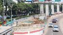 Kendaraan melintas di samping proyek LRT yang sepi aktivitas di Jalan HR Rasuna Said, Jakarta, Selasa (1/5). Peringatan Hari Buruh membuat sejumlah proyek meliburkan para pekerjanya. (Liputan6.com/Immanuel Antonius)