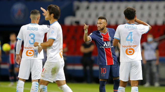Neymar berdebat dengan Alvaro Marseille, kiri, selama pertandingan antara Paris Saint-Germain dan Marseille di Parc des Princes di Paris, Prancis, Minggu, 13 September 2020. (AP Photo / Michel Euler)