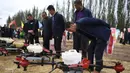 Warga desa membeli sejumlah mesin pertanian di Haiyuan, Zhongwei, Daerah Otonom Etnis Hui Ningxia, China, Selasa (22/9/2020). Pameran mesin pertanian meramaikan festival panen petani China. (Xinhua/Wang Peng)