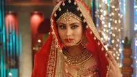 Mouni Roy, pemeran siluman ular Naagin yang tayang di SCTV.