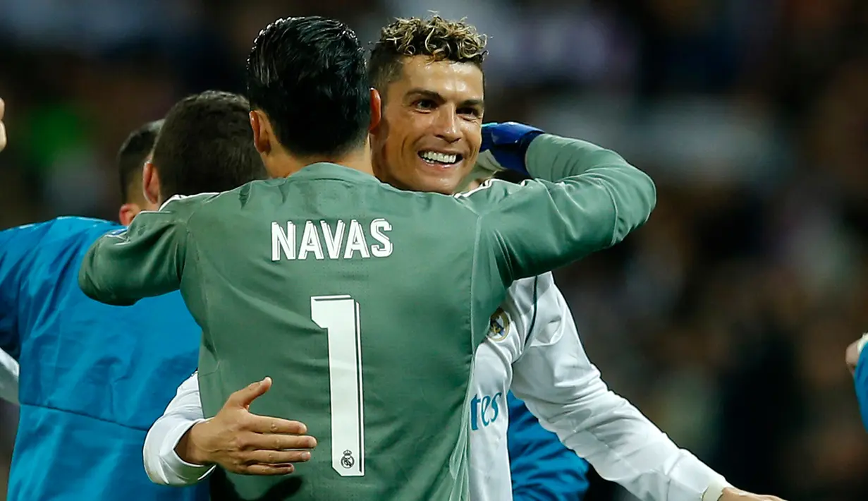 Ekspresi pemain Real Madrid Cristiano Ronaldo saat melakukan selebrasi usai mengalahkan Bayern Munchen dalam pertandingan semifinal Liga Champions di stadion Santiago Bernabeu, Spanyol (1/5). (AP/Paul White)
