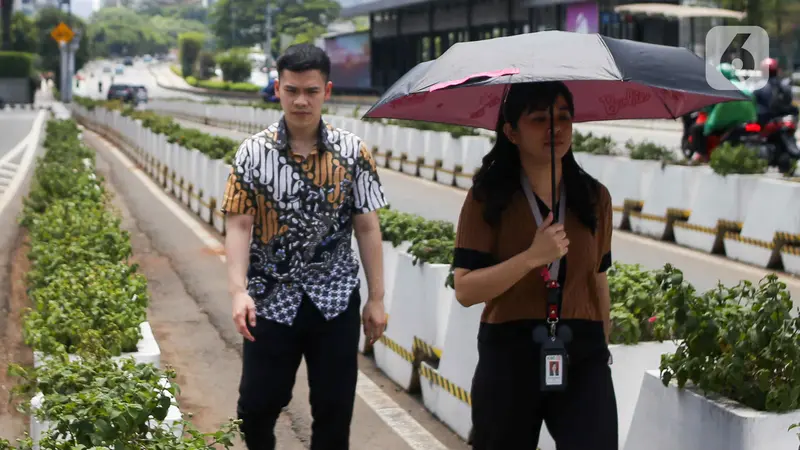 Cuaca panas kembali menyengat wilayah Jakarta dan sekitarnya