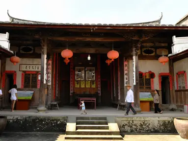 Sejumlah turis mengunjungi Aijing Zhuang, sebuah desa bersejarah yang dikelilingi benteng, di Tongan, Wilayah Yongtai, Provinsi Fujian, China, 19 Juli 2020. Beragam kebijakan telah diterapkan guna melestarikan desa-desa bersejarah di Wilayah Yongtai. (Xinhua/Wei Peiquan)