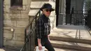 Dengan topi bowler hat hitam, kemeja emeja kotak-kotak, celana jeans skinny hitam. Lady Gaga tak segan mengunggah foto ke akun instagramnya. (viainstagram@ladygaga/Bintang.com)