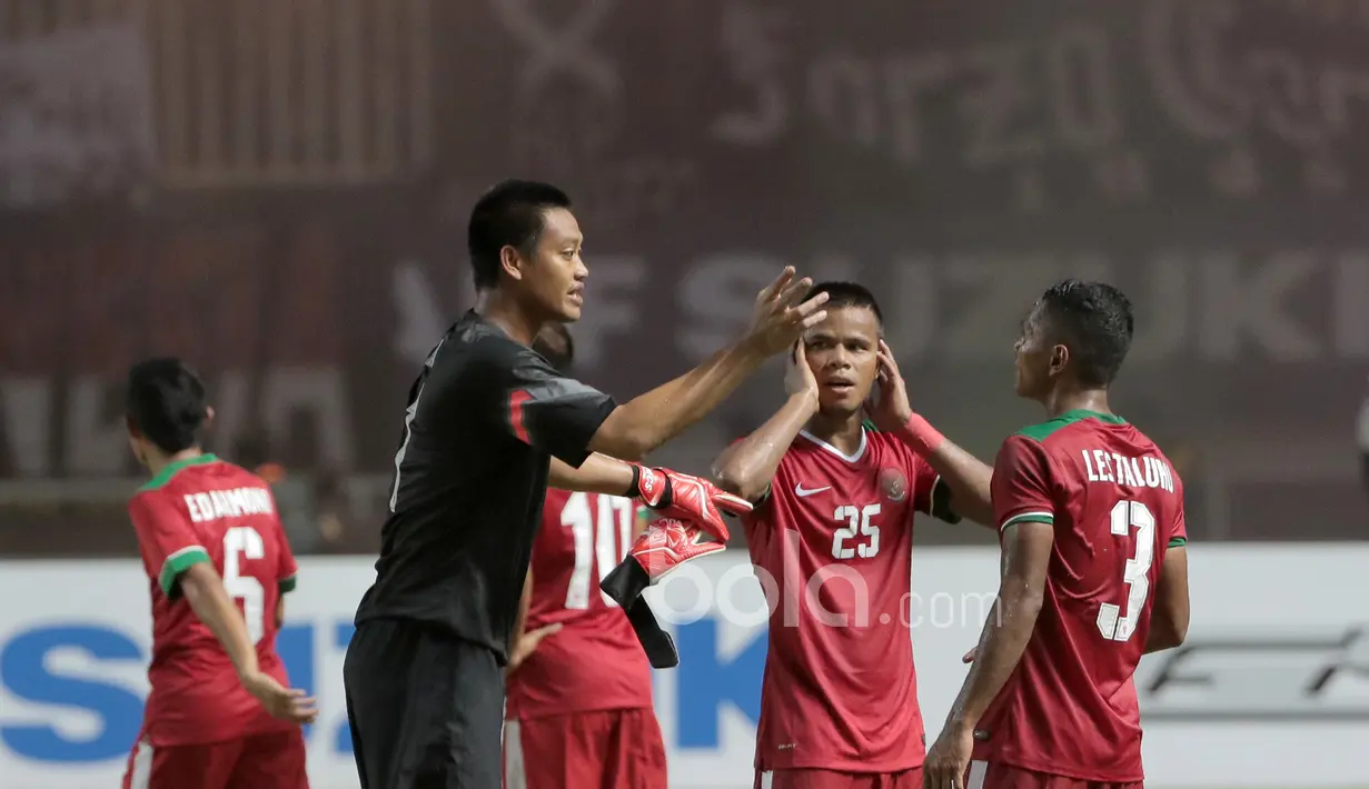 Koordinasi antara Kurnia Meiga, Manahati Lestusen dan Abdu Lestaluhu usai mengalahkan Vietnam pada leg pertama semi-final AFF Cup 2016 di laga AFF Cup 2016 di Stadion Pakansari, Bogor, (03/12/2016). (Bola.com/Nicklas Hanoatubun)