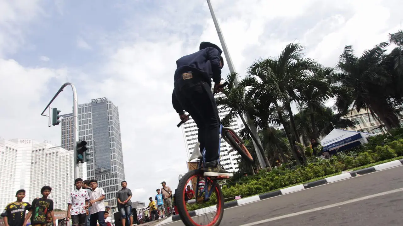 Aksi freestyle sepeda BMX Saat Car Free Day