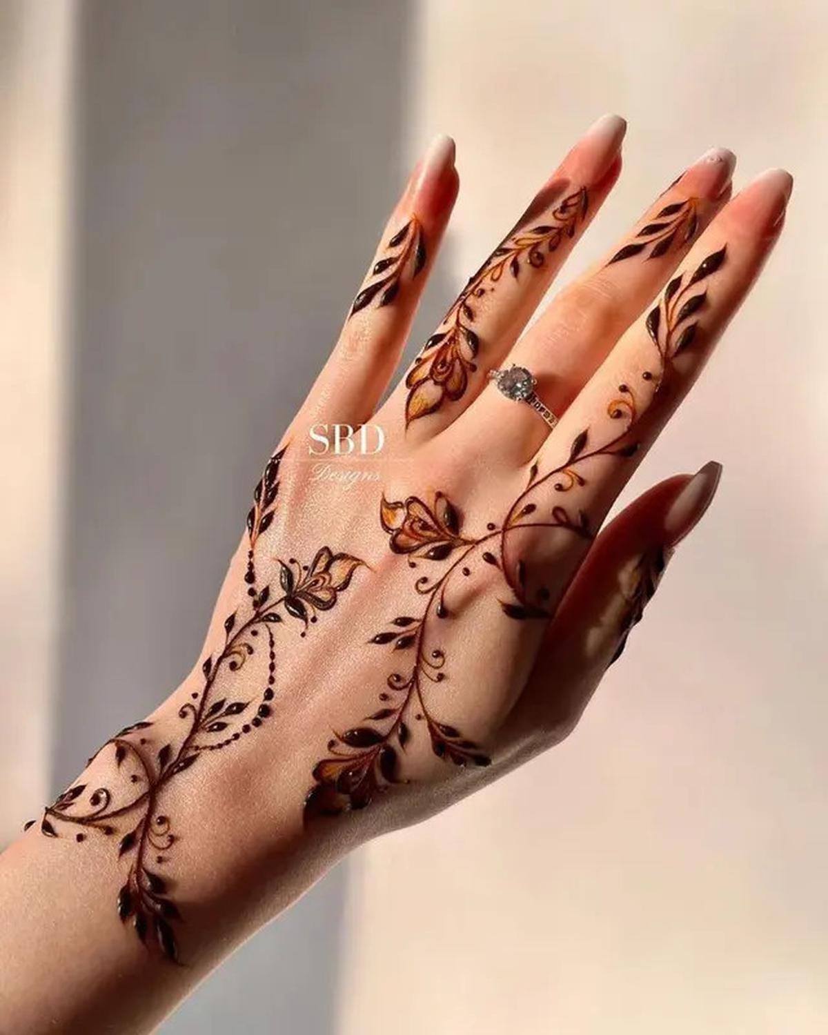 5 Inspirasi Model Henna Tangan yang Simpel tapi Cantik untuk April 2025