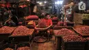 Aktivitas pedagang di Pasar Induk Kramat Jati, Jakarta Timur, Rabu (14/12/2022). Ikatan Pedagang Pasar Indonesia (Ikappi) mencatat sejumlah komoditas pangan terus mengalami kenaikan menjelang Natal dan Tahun Baru (Nataru). (merdeka.com/Iqbal S. Nugroho)