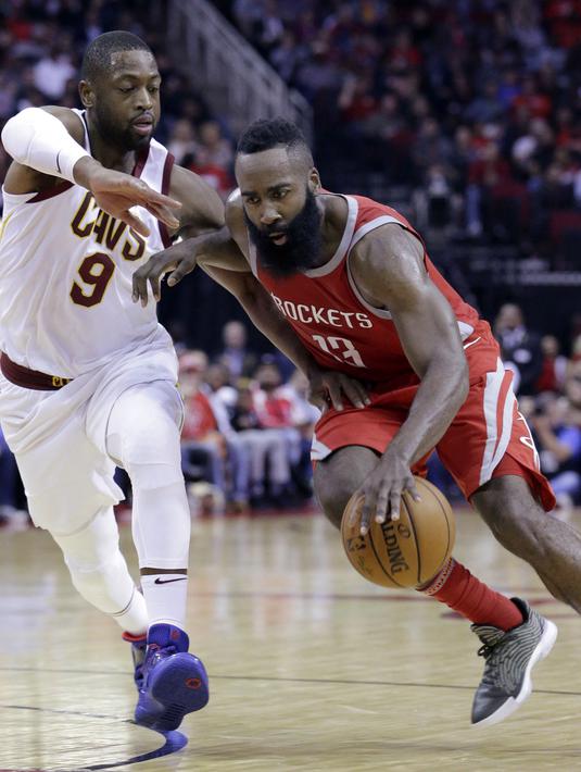Pemain Houston Rockets, James Harden (kanan) menggiring bola melewati adangan pemain Cavaliers, Dwyane Wade pada laga NBA basketball game di Toyota Center, Houtson, (9/11/2017). Houtson menang  atas Cavs 117-113. (AP/Michael Wyke)