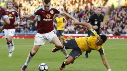 Pemain Arsenal, Alexis Sanchez  berusaha merebut bola dari hadangan pemain Burnley, Dean Marney pada lanjutan Premier League pekan ke-7 di Stadion Turf Moor, (2/10/2016). (Action Images via Reuters/Jason Cairnduff)