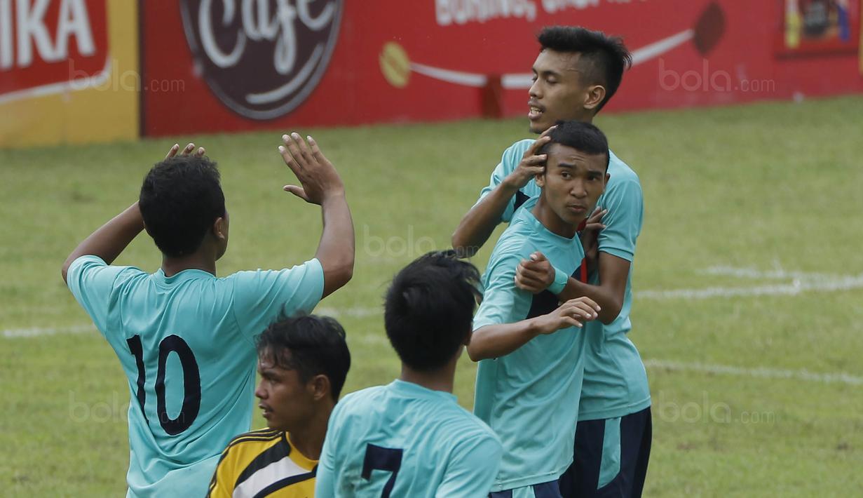 Para pemain UM merayakan kemenangan atas UNP pada laga Torabika Cup 2017 di Stadion Cakrawala, Malang, Rabu (22/11/2017). UM menang 2-1 atas UNP. (Bola.com/M Iqbal Ichsan)