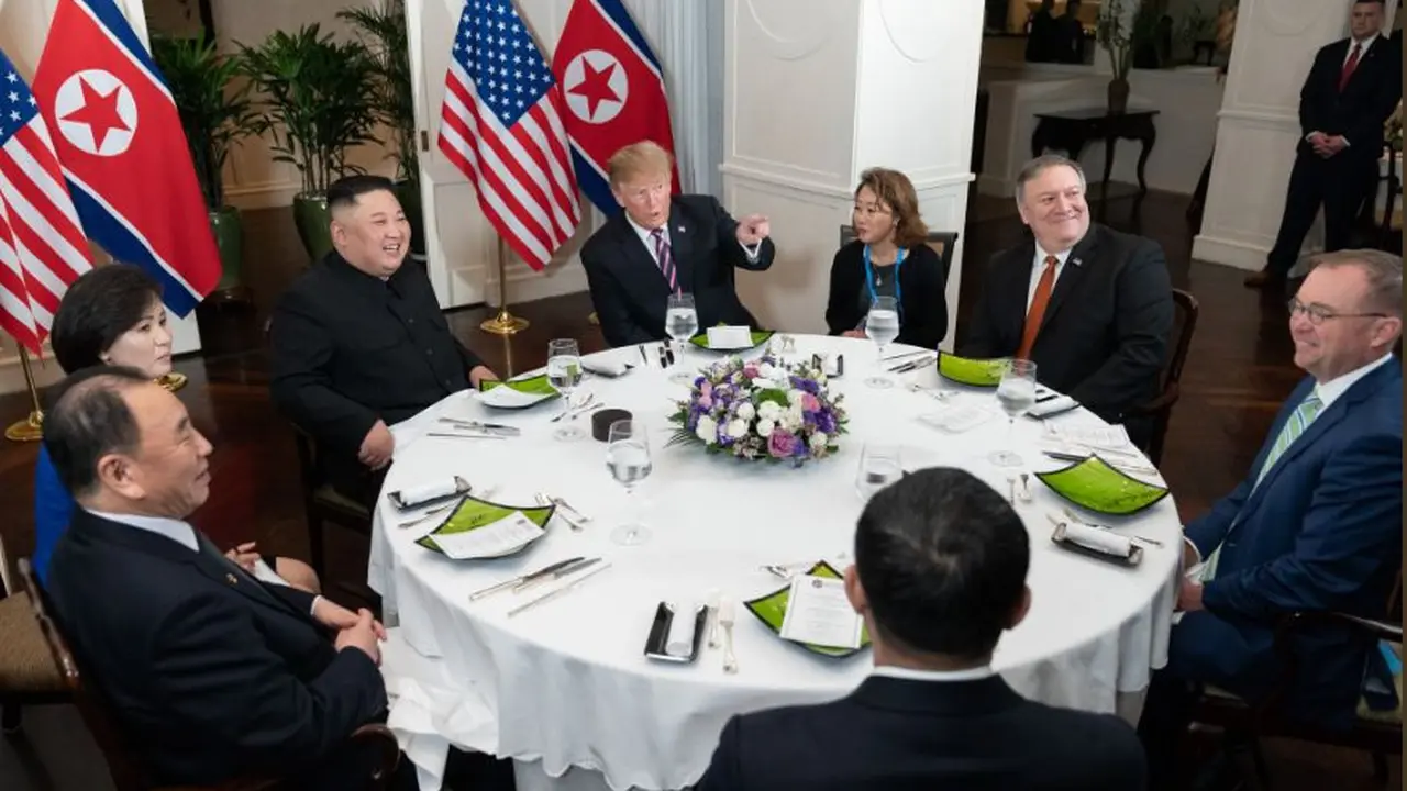 Makan malam Donald Trump dan Kim Jong-un di KTT Vietnam. (The White House Twitter)