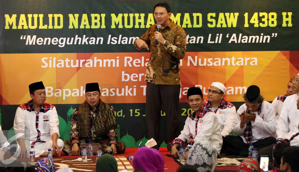 Cagub DKI Jakarta, Basuki Tjahaja Purnama (tengah) memberi pernyataan saat peringatan Maulid Nabi Muhammad SAW 1438H di Jakarta, Minggu (15/1). Acara digelar secara terbuka dihadiri ratusan anggota Relawan Nusantara. (Liputan6.com/Helmi Fithriansyah)