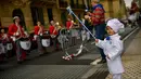 Seorang anak mengenakan kostum juru masak saat mengikuti perayaan La Tamborrada di kota Basque San Sebastian, Spanyol (20/1). Acara ini diikuti dari anak-anak hingga orang dewasa. (AP Photo / Alvaro Barrientos)