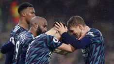Pemain Arsenal Kieran Tierney (tengah) merayakan dengan rekan setimnya Martin Odegaard (kanan) usai mencetak gol ke gawang Norwich City pada pertandingan sepak bola Liga Inggris di Stadion Carrow, Norwich, Inggris, Minggu (26/12/2021). Arsenal menang 5-0. (Joe Giddens/PA via AP)