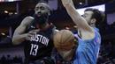 Pebasket Houston Rockets, James Harden, berusaha melewati pebasket Charlotte Hornets, Frank Kaminsky, pada laga NBA di Stadion Toyota Center, Kamis (14/12/2017). Houston Rockets menang 108-96 atas Charlotte Hornets. (AP/Michael Wyke)