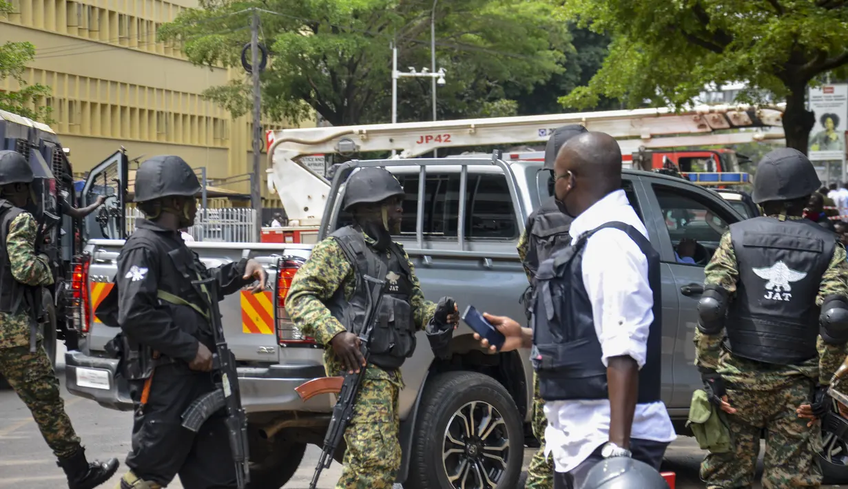 Pasukan keamanan mengamankan lokasi ledakan di sebuah jalan dekat gedung parlemen di Kampala, Uganda (16/11/2021).  Setidaknya ada tiga orang tewas akibat bom tersebut, namun kemungkinan jumlah korban meningkat. (AP Photo/Ronald Kabuubi)