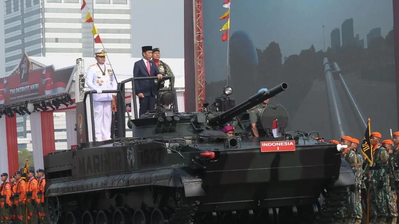 Presiden Joko Widodo (Jokowi) memimpin upacara Hari Ulang Tahun (HUT) ke-78 Tentara Nasional Indonesia (TNI) yang digelar di lapangan Monumen Nasional (Monas), Jakarta Pusat, Kamis (5/10/2023).