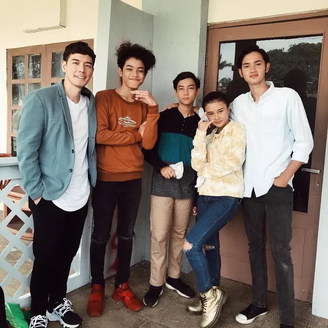 Main ‘Dari Jendela SMP’, Ini 6 Potret Liya Cewek Viral Foto KTP Cantik Bareng Pemain