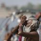 Ritual di pertemuan Sungai Ganga dan Yamuna di Prayagraj, India. Kasus COVID-19 sedang meningkat di negara itu. Dok: AP Photo/Rajesh Kumar Singh