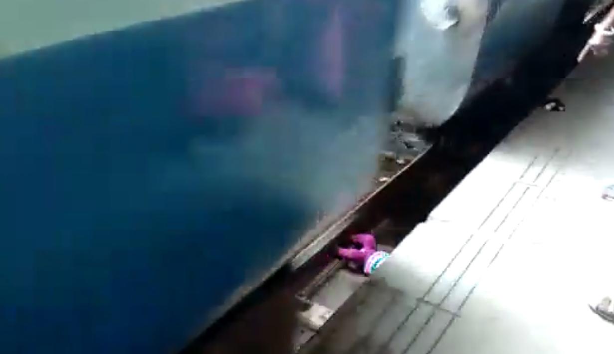 Foto Viral Bayi Selamat Usai Jatuh Ke Rel Yang Dilewati Kereta Global Liputan6 Com