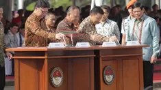 Sejumlah menteri hadir di upacara peringatan Hari Bela Negara di Lapangan Silang Monas, Jakarta  (19/12/2014). (Liputan6.com/Faizal Fanani)