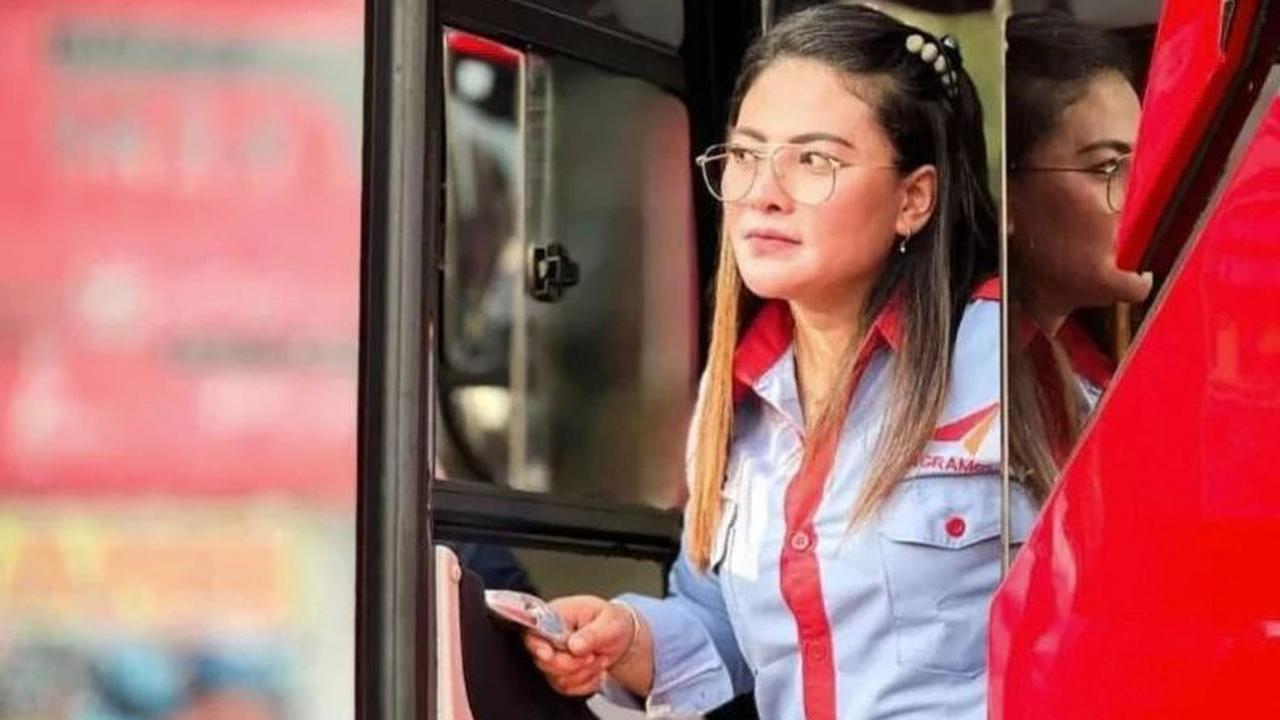 "Tapi semenjak ibu sudah meninggal aku berhenti kerja karena ibu sendiri sudah pesan begini ‘sudahlah nak pekerjaan seperti itu berhenti saja anakmu rawat sendiri, kerjalah yang baik-baik saja," kata Liena menirukan nasehat ibunya.<br>