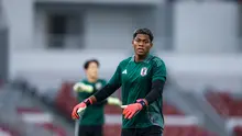 Kiper Timnas Jepang, Zion Suzuki melakukan pemanasan saat latihan resmi menjelang laga lanjutan putaran ketiga Grup C Kualifikasi Piala Dunia 2026 melawan Timnas Indonesia di Stadion Utama Gelora Bung Karno (SUGBK), Senayan, Jakarta, Kamis (14/11/2024). (Bola.com/Bagaskara Lazuardi)
