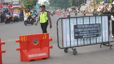 Petugas kepolisian melakukan pengalihan arus lalu lintas di Jalan Letjen Suprapto, Solo, Rabu (8/11). Jalan menuju gedung Graha Saba akan dialihkan dan ditutup selama proses pernikahan Kahiyang Ayu dan Bobby Nasution. (Liputan6.com/Angga Yuniar)