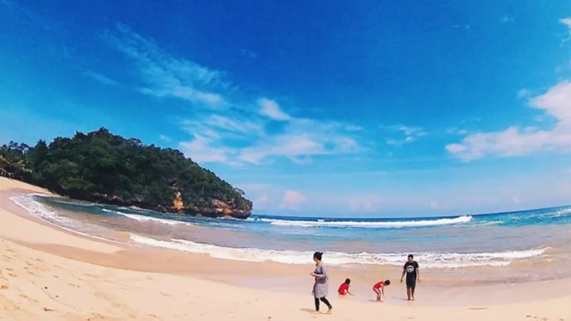 Pantai Romantis di Malang Bagi Penikmat Senja