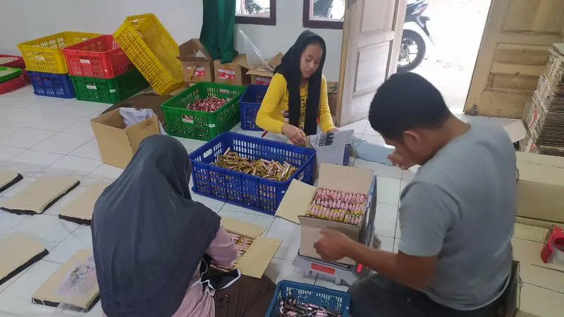 Deni akhirnya banting setir membuka pabrik dodol Garut, untuk mencari peluang usaha termasuk menggerakan ekonomi masyarakat saat pandemi Covid-19.