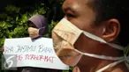 Warga Cawang Gumilir, Kabupaten Musi Rawas, Sumsel bersama Walhi melakukan aksi di KLHK, Jakarta, (9/9). Mereka menuntut PT. Musi Hutan Persada (MHP) kepada KLHK karena menggusur pemukiman dan Ladang Perkebunan warga di sana. (Liputan6.com/Johan Tallo)