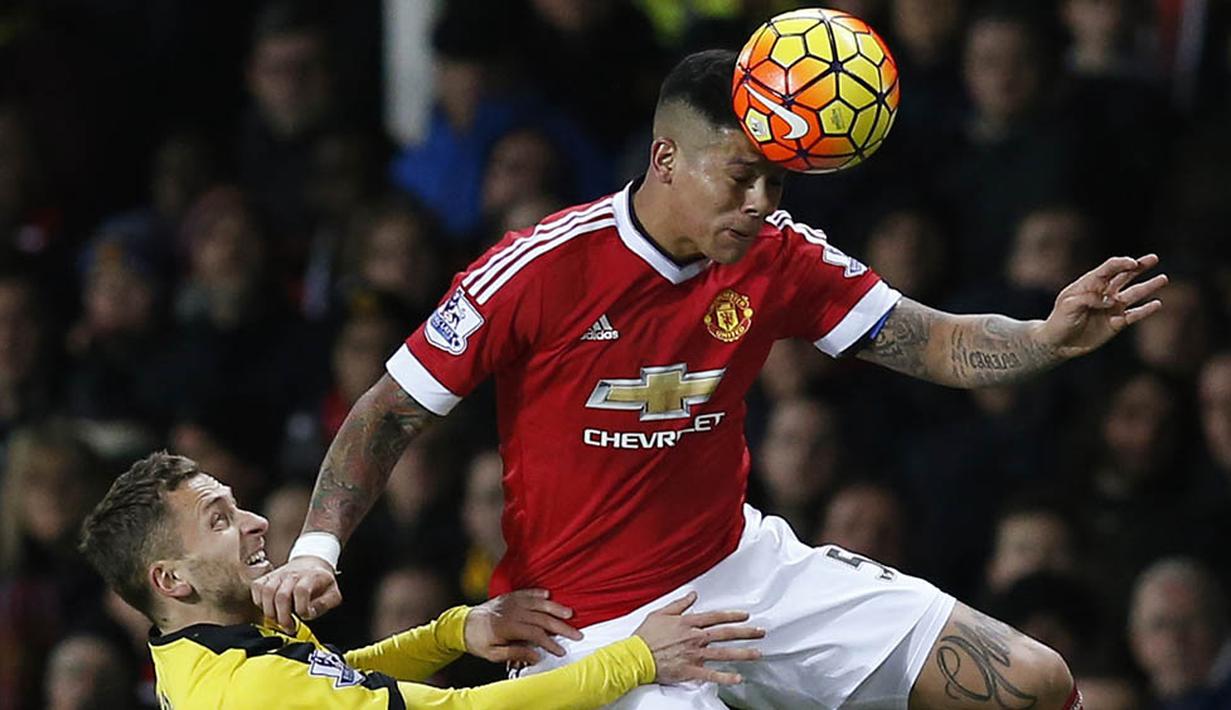 Bek Manchester United, Marcos Rojo, membuang bola dari rebutan gelandang Watford, Almen Abdi. MU lebih menguasai jalannya pertandingan dengan penguasaan bola 58 persen. (Reuters/Andrew Yates)