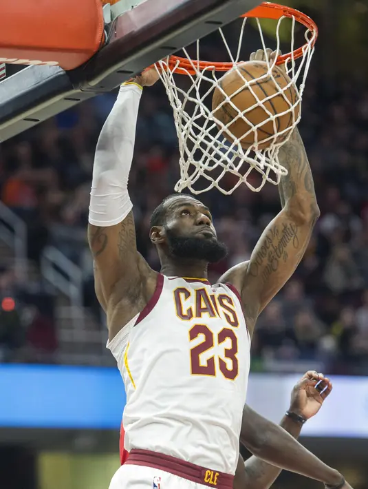 Pebasket Cleveland Cavaliers, LeBron James, memasukkan bola saat pertandingan melawan New Orleans Pelicans pada laga NBA di Quicken Loans Arena, Sabtu (31/3/2018). Cavaliers menang 107-102 atas Pelicans. (AP/Phil Long)