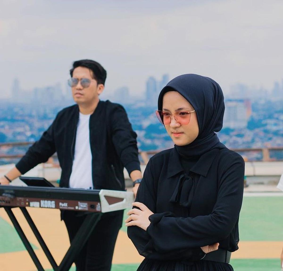 Sudah Sah Menikah! Ini 8 Potret Kebersamaan Nissa Sabyan dan Ayus yang Jarang Tersorot - Momen Akad Nikah Terungkap