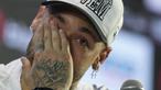 Neymar menyeka matanya saat konferensi pers pengenalan pemain baru Santos di Vila Belmiro, Sao Paulo, Brasil, Sabtu (01/02/2025) WIB. (AP Photo/Andre Penner)