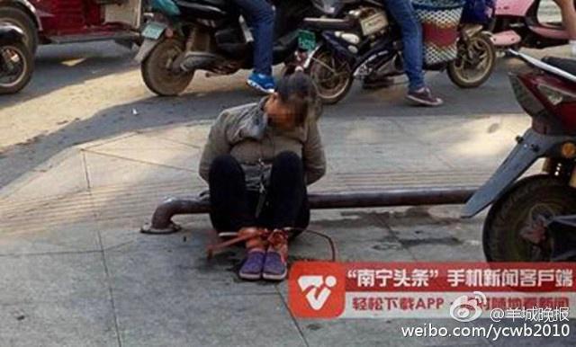 Wanita pencuri ini diikat di parkir motor pasar | Photo: Copyright shanghaiist.com