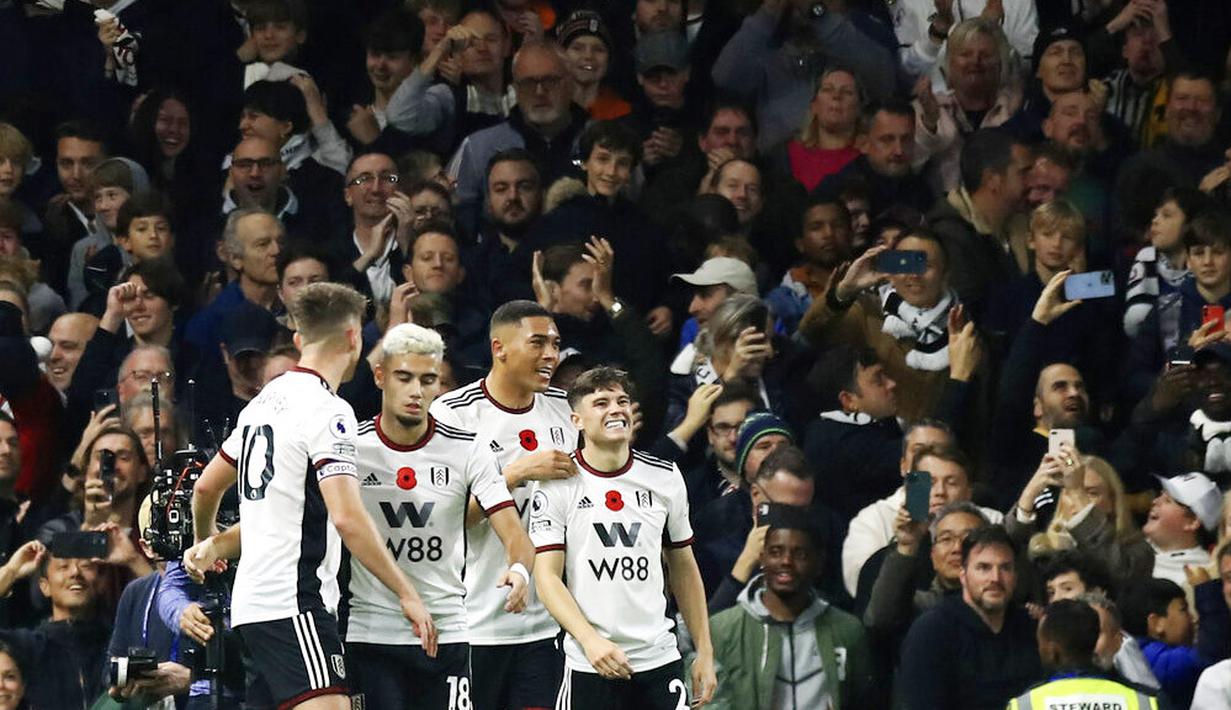 MU sempat memimpin lewat gol Christian Eriksen di babak pertama. Namun Fulham mampu menyamakan skor menjadi 1-1 di babak kedua, lewat Daniel James. (AP/Leila Coker)