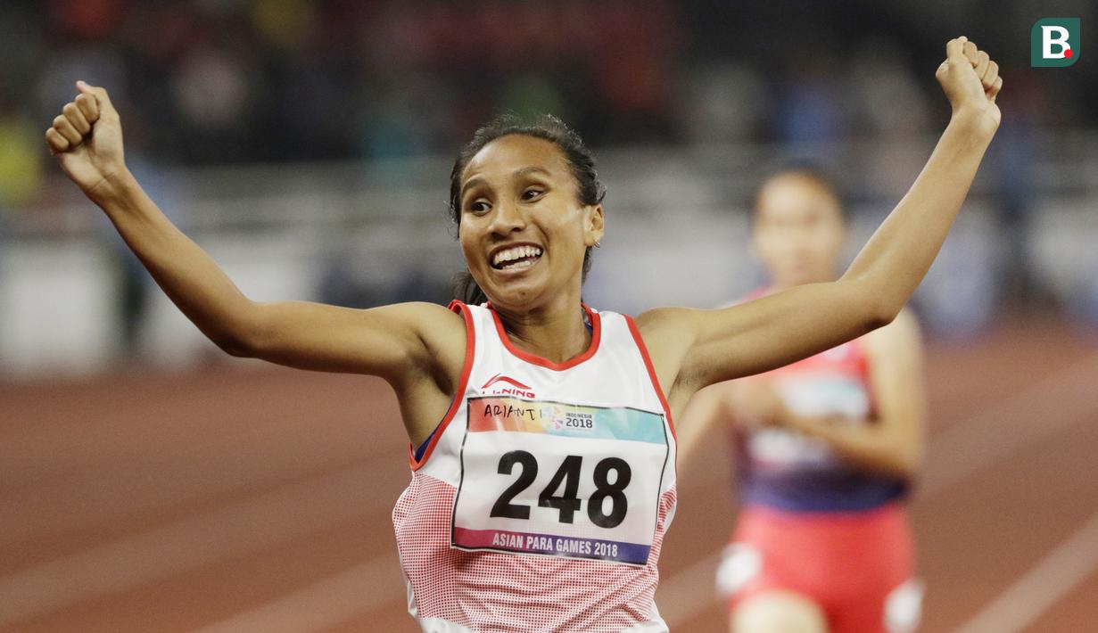 Pelari Indonesia, Ni Made Arianti, melakukan selebrasi usai finis di posisi ke dua di nomor lari 100M T13 pada Asian Para Games di SUGBK, Jakarta, Rabu (10/10/2018). Indonesia meraih memborong tiga mendali. (Bola.com/M Iqbal Ichsan)