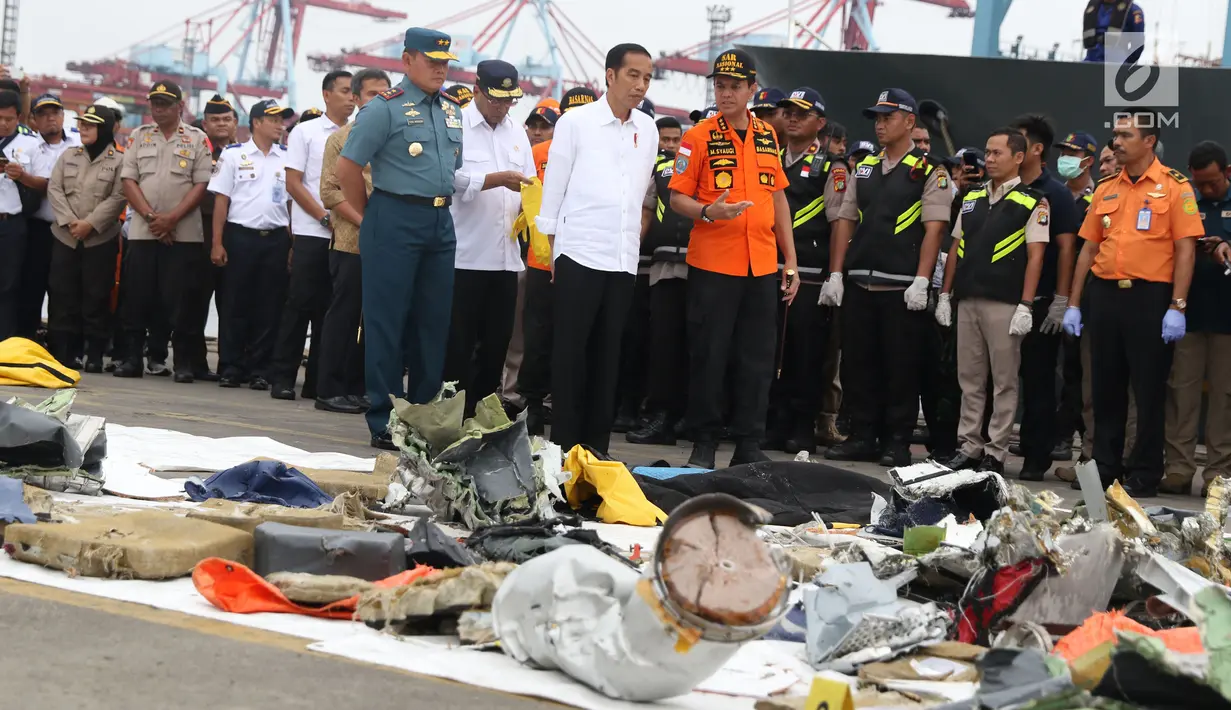Presiden RI, Joko Widodo (kedua kanan depan) bersama KaBasarnas Marsdya M Syaugi melihat barang temuan yang diduga milik penumpang pesawat Lion Air JT 610 di Pelabuhan JICT 2, Jakarta, Selasa (30/10). (Liputan6.com/Helmi Fithriansyah)