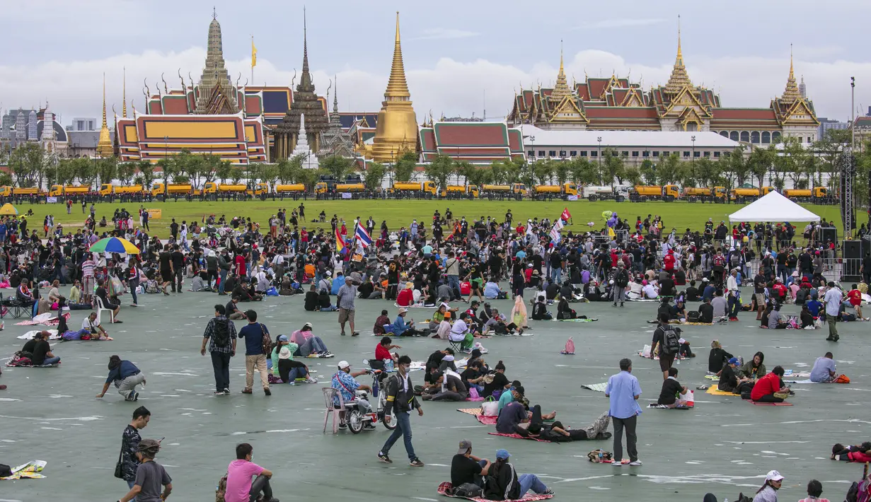 Pengunjuk rasa pro-demokrasi berkumpul di lapangan Sanam Luang di Bangkok, Thailand (20/9/2020). Ribuan pengunjuk rasa pada hari Sabtu datang untuk unjuk rasa mendukung tuntutan gerakan protes yang dipimpin mahasiswa untuk pemilihan baru dan reformasi. monarki. (AP Photo/Wason Wanichakorn)